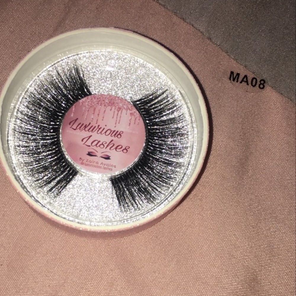 Luxurious Lash style “MA08” 👀